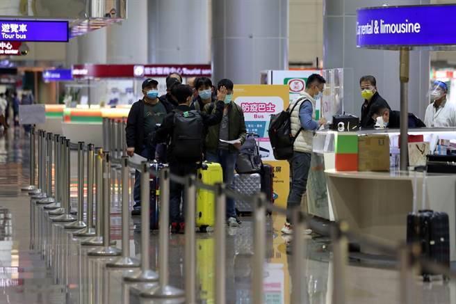 ACIP委员李秉颖表示，若Omicron严重，春节检疫方案要考虑加严。
图为桃园机场民眾。（陈麒全摄）