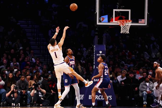 戴文布克急停跳投取分，一旁的籃網球員來不及阻擋。(美聯社)