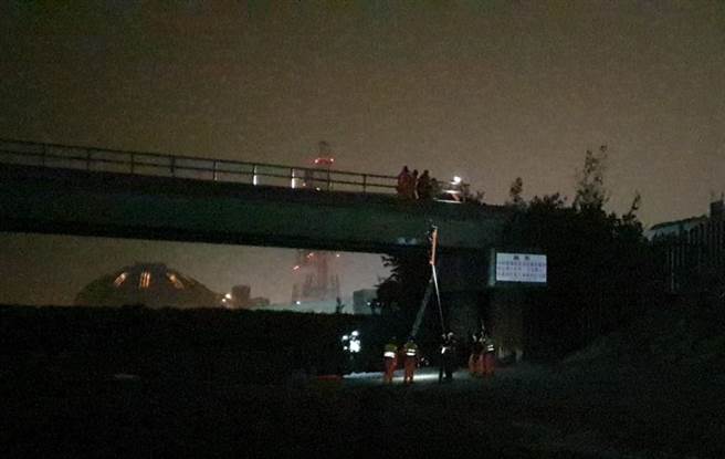 一名64岁余姓男子27日晚间9时许到永安区兴达发电厂旧煤场旁夜钓，他感到身体不识，消防局人员获报到场将他送医。（翻摄照片／林瑞益高雄传真）