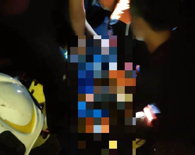 一名64岁余姓男子27日晚间9时许到永安区兴达发电厂旧煤场旁夜钓，他感到身体不识，消防局人员获报到场对他做急救。（翻摄照片／林瑞益高雄传真）