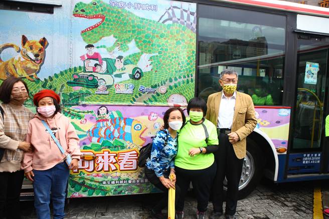 台北市长柯文哲（右一）28日出席艺术公车巡礼活动，与作者及家属合照留念。（张立勋摄）