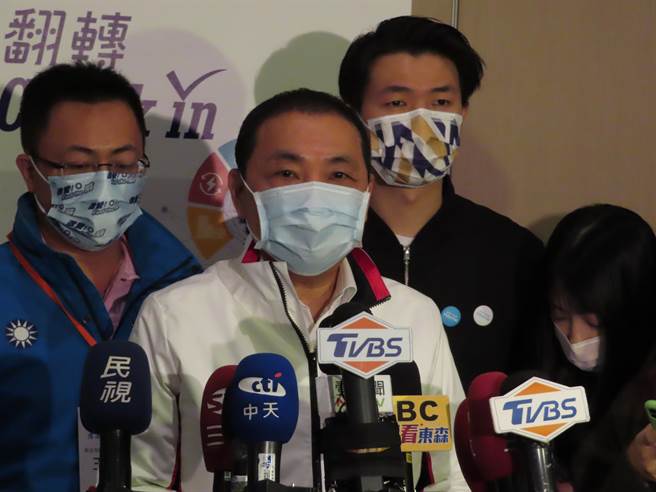 侯友宜或许为了2024爱惜羽毛，深怕失去中间选票，所以不敢明确表态。在重大议题上，民进党少有路线之争；国民党却是人嘴一把号，各吹各的调。（叶德正摄）