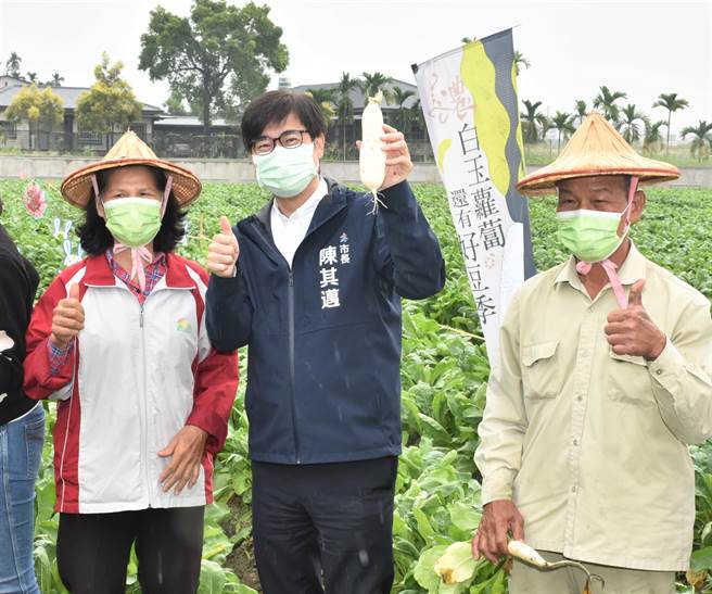 高雄市长陈其迈（中）28日到美浓区为白玉萝卜宣传，他请民眾要买白玉萝卜速度要快，以免买不到。（林瑞益摄）