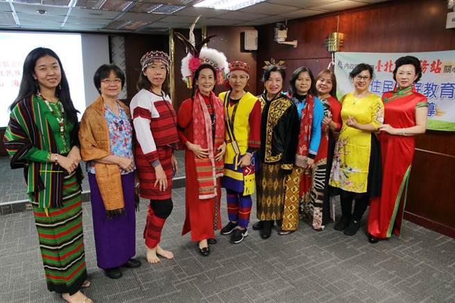 新住民穿着自己母国服饰，与原民服饰争艳。左起缅甸张丽英、缅甸柯珍玮、菲律宾蔡丽清（穿赛德克族服饰）、阿美族李美花（头戴大花冠），越南陈秋柳（穿撒奇莱雅族服饰）、印尼张慧芳、印尼邱喜春、越南麦玉惠、越南黎秋香、中国大陆卢亚春。（图／移民署提供）