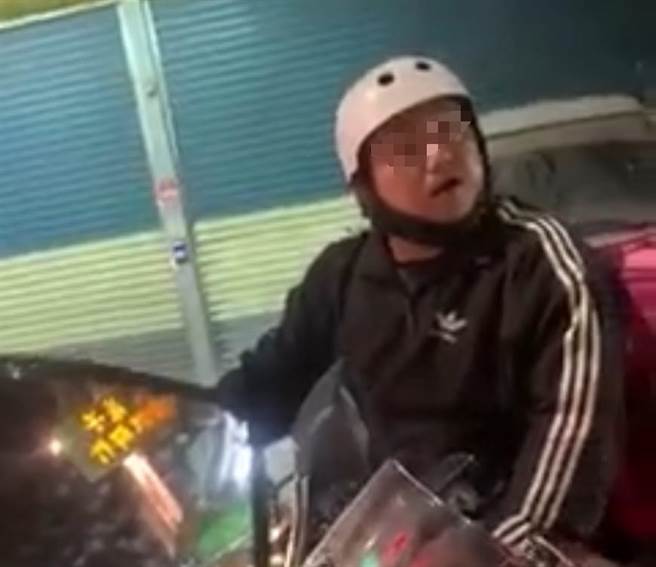 高雄黃姓男子27日晚間6時騎乘機車行經鳳山區博愛路與經武路口時，前方一輛熊貓外送員紅燈左轉，與黃男險些發生擦撞，黃男善意提醒卻遭外送員以三字經回應，甚至找黃男「釘孤支」。（翻攝畫面／洪浩軒高雄傳真）