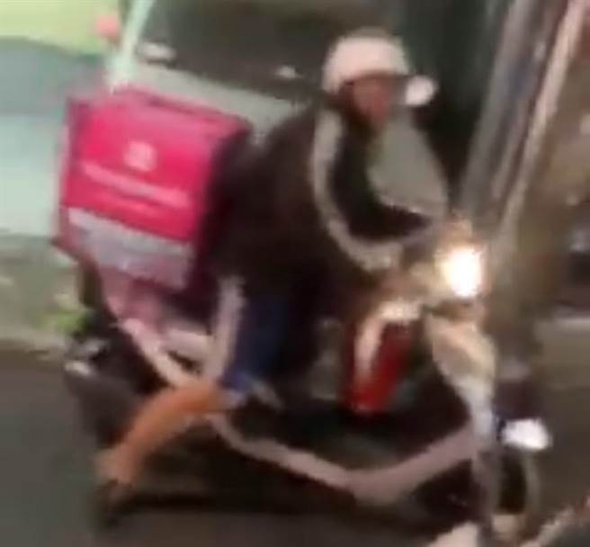 高雄黃姓男子27日晚間6時騎乘機車行經鳳山區博愛路與經武路口時，前方一輛熊貓外送員紅燈左轉，與黃男險些發生擦撞，黃男善意提醒卻遭外送員以三字經回應，甚至找黃男「釘孤支」。（翻攝畫面／洪浩軒高雄傳真）