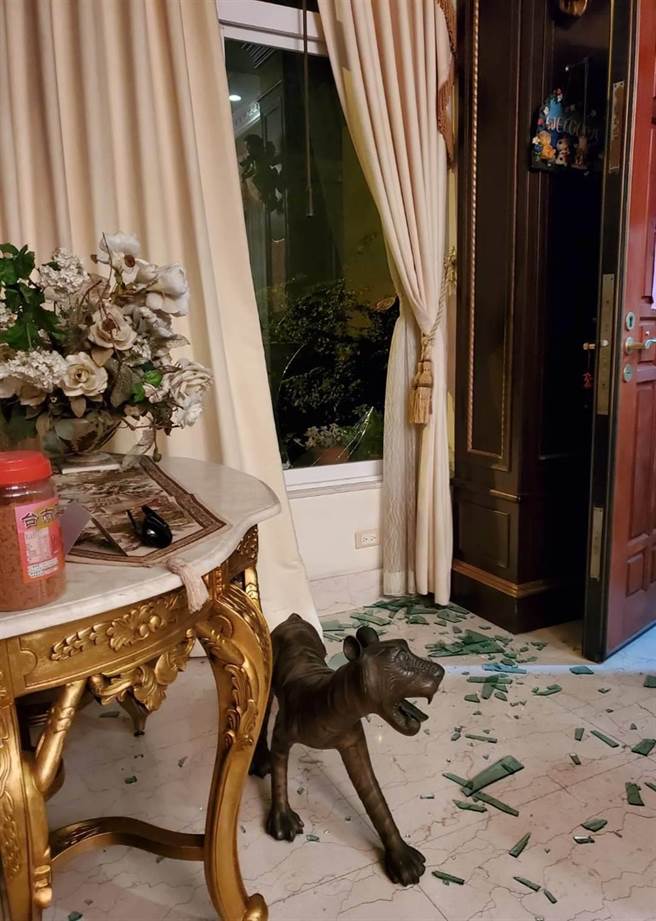 台南市出现擅闯豪宅空门的珠宝大盗，安平区一栋别墅21日晚间7时许遭窃贼破窗潜入偷走价值上百万的珠宝首饰并贱卖。（读者提供／程炳璋台南传真）