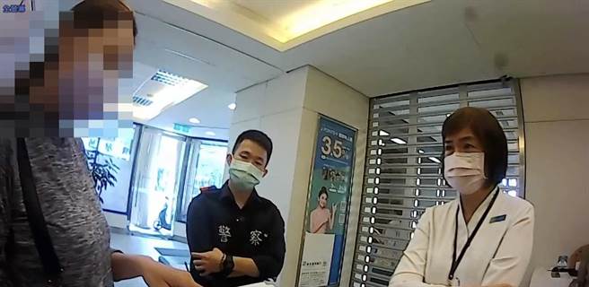 高雄46歲蔣姓女子26日到苓雅區台北富邦銀行臨櫃提款250萬元，準備投資房地產及鋼鐵產業，被行員識破是「假投資真詐騙」的手法，立即通報警方到場協助，才成功守住蔣女存了5年的積蓄。（翻攝畫面／洪浩軒高雄傳真）
