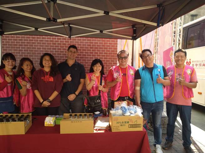 常立武（右三）和妻子張靜儀（右四）和一群親朋好友一起投入募血行列，常年定期舉辦捐血活動。（馮惠宜攝）