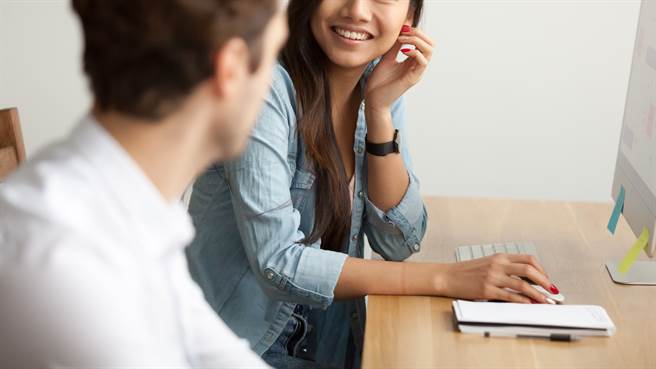 一名女网友表示，她看男生第一眼绝对不是脸，喜欢体格有一点壮硕、有手臂线条的男生，「觉得特别有安全感」。（图／示意图，达志影像）