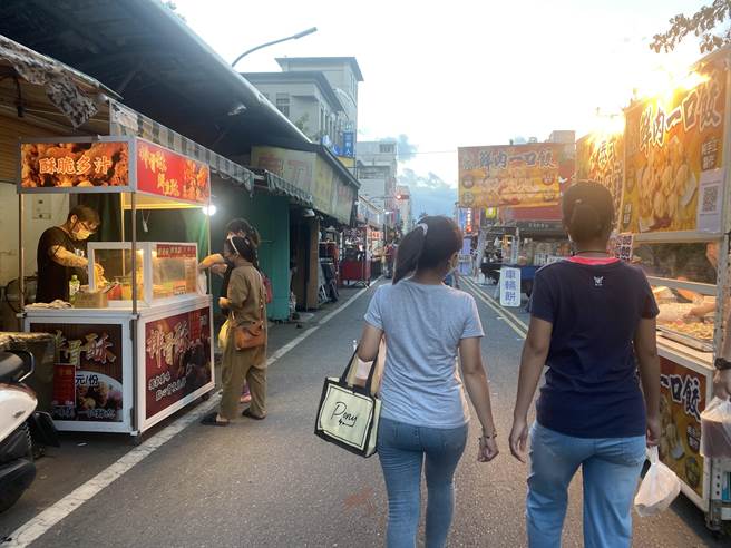 台東市觀光夜市推出以200元振興5倍券兌換250元夜市抵用券促銷活動（蔡旻妤攝）