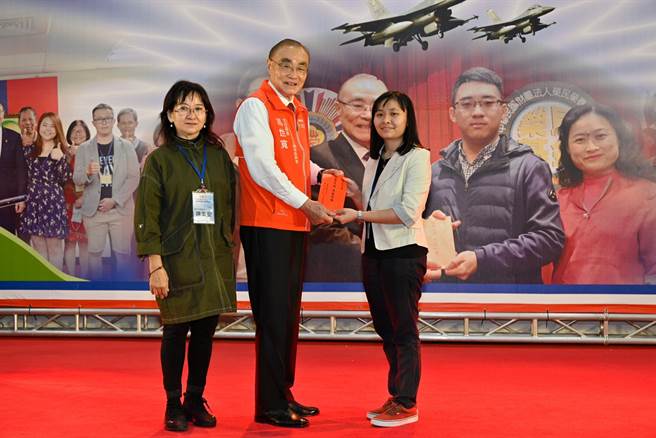 110学年清寒荣民子女奖助学金，共计发放3,000余人次，金额近3,000万元。本次颁赠典礼是要将社会各界善心人士及荣民长辈捐赠的宝贵心意，亲自转交给在场年轻有志的同学们。(退辅会提供)