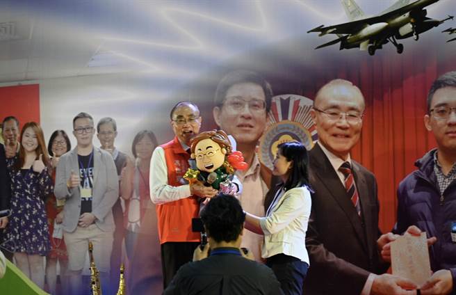 110学年清寒荣民子女奖助学金，共计发放3,000余人次，金额近3,000万元。本次颁赠典礼是要将社会各界善心人士及荣民长辈捐赠的宝贵心意，亲自转交给在场年轻有志的同学们。(退辅会提供)