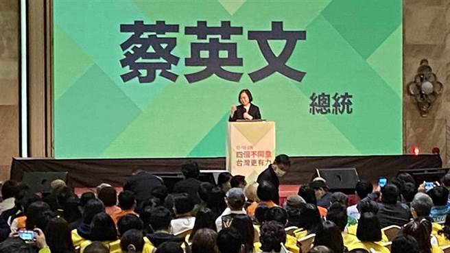 民进党「四个不同意，台湾更有力」社会力公投中区说明会27日登场，总统蔡英文呼吁「四个不同意，台湾更有力」，还藉机力荐中二立委补选党籍参选人林静仪。（图/本报资料照，陈淑芬摄）
