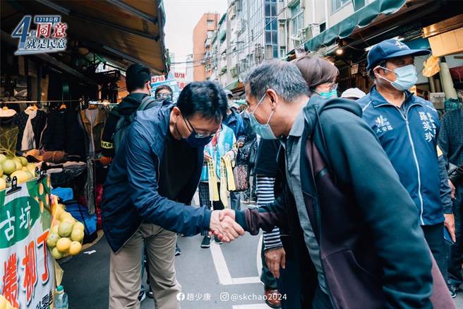 图为赵少康（左）今早到市场宣传四大公投。（图片摘自赵少康脸书）