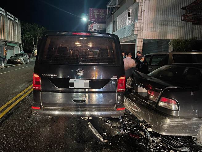 台东市新生路27日深夜23时许发生一起酒驾自撞意外。（台东县警局台东分局提供／蔡旻妤台东传真）