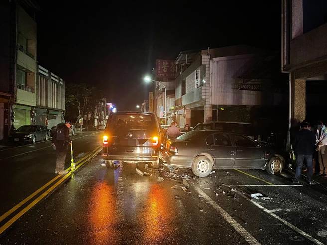 台东市新生路27日深夜23时许发生一起酒驾自撞意外。（台东县警局台东分局提供／蔡旻妤台东传真）