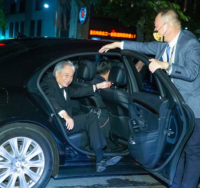 李安馬不停蹄趕往每個劇組慶功宴。（羅永銘攝）