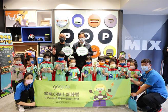 Gogoro 执行长陆学森（左起）、桃园市长郑文灿，今（28）日出席在桃园艺文门市举办「Gogoro 绿能小骑士训练营」，并当场宣布多项电动机车购车加码优惠。（Gogoro提供）