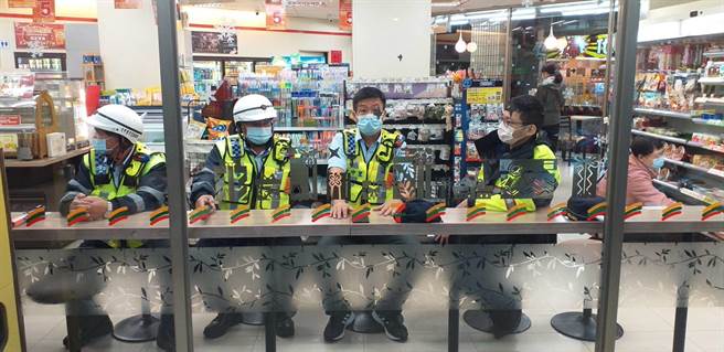 桃園警察分局鼓勵同仁於夜間到轄區超商巡守時，可稍停留用餐，一邊可兼顧店家及周邊區域安全維護，夜間值勤同仁也能同時進食補充體力。（桃園警察分局提供／陳夢茹桃園傳真）