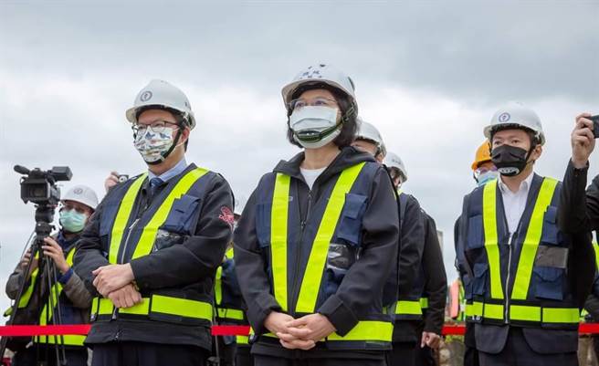 力阻藻礁公投通过，蔡英文：三接案让环保和国家发展双赢。取自蔡英文脸书