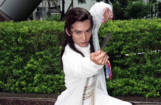 焦恩俊脸蛋俊俏、身形挺拔，是90年代「古装男神」。(中时资料照片)