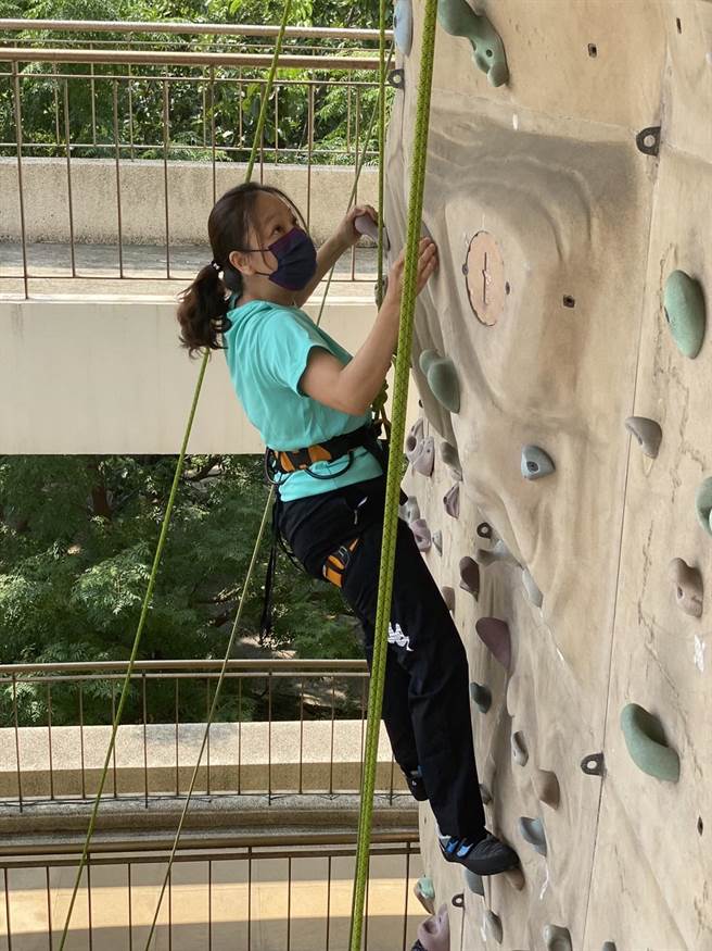 新竹市新科國中擁有全市唯一的校園攀岩場，校方28日在校長林燕玲帶領下，協助全市教師展開師資特訓。（陳育賢攝）