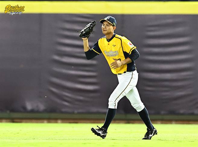 中信兄弟岳政华在台湾大赛首战上演精彩美技守备。（中信兄弟提供）