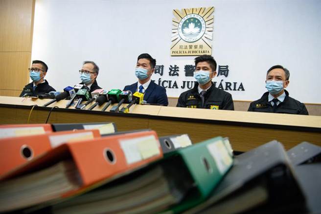 澳门司警举行新闻发布会，公布侦破一宗涉及犯罪集团、不法经营赌博及清洗黑钱罪的案件，拘捕11名嫌犯包括集团首脑，检获大批电脑装置、电子储存装置及扣押约300万现金。（香港中通社）