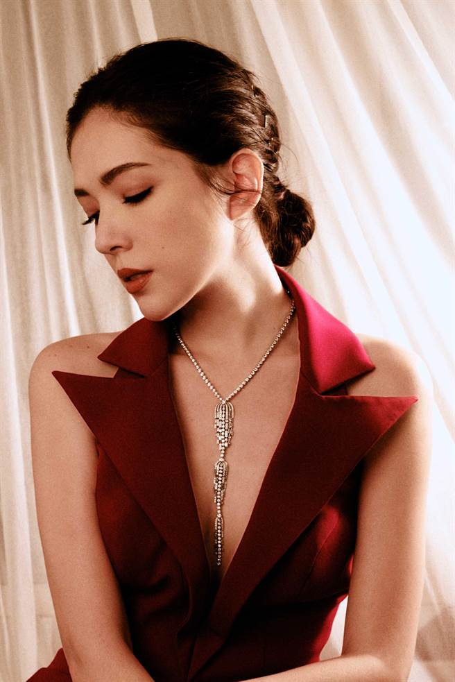 女星許瑋甯穿戴香奈兒在金馬獎競美，展現知性美。（香奈兒提供）