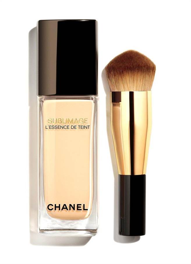 香奈兒奢華晶燦賦活粉底精萃 B10，5350元。（香奈兒提供）