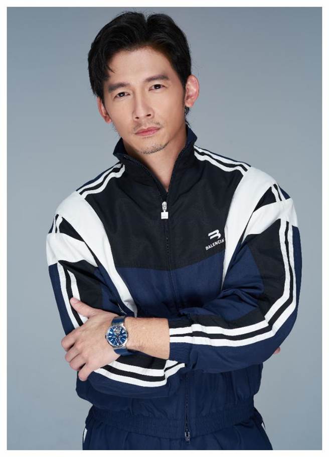 温升豪是雅典表的爱好者，得知品牌推出百万元以下的陀飞轮表，忍不住惊呼，雅典表航海系列蓝面大明火珐琅陀飞轮表99万元。（JOJ PHOTO摄，服装提供／Balenciaga）