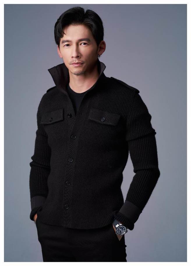 温升豪在《茶金》剧中的暖男形象，深受女性观眾的喜爱，佩戴雅典表Blast镂空陀飞轮腕表151万2000元。（JOJ PHOTO摄，服装提供／Bottega Veneta）