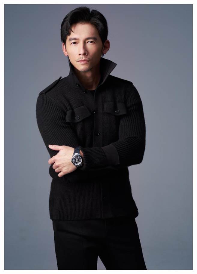 温升豪在《茶金》剧中的暖男形象，深受女性观眾的喜爱，佩戴雅典表Blast镂空陀飞轮腕表151万2000元。（JOJ PHOTO摄，服装提供／Bottega Veneta）