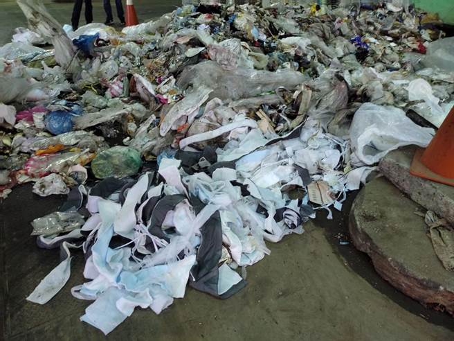 台北市环保局查获业者违法转运外县市工业废弃物。（台北市环保局提供／张立勋台北传真）