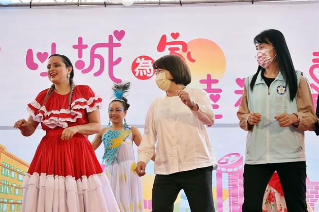 嘉義市長黃敏惠（中）參加移民節活動，與新住民一同跳舞。（廖素慧攝）