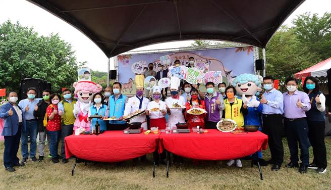 彰县府举办「彰化御品咩咩羊肉节」28日在溪湖糖厂登场，免费提供3000份肉羊肉米糕、羊肉汤，还有羊奶冰淇淋等，吸引大排长龙。（吴敏菁摄）