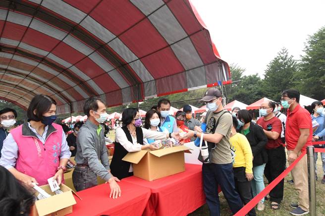 彰县府举办「彰化御品咩咩羊肉节」28日在溪湖糖厂登场，免费提供3000份肉羊肉米糕、羊肉汤，还有羊奶冰淇淋等，吸引大排长龙。（吴敏菁摄）