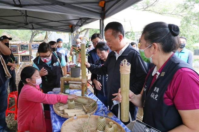 嘉義縣長翁章梁（中）參觀社區營造成果的社區特色文創。（廖素慧攝）