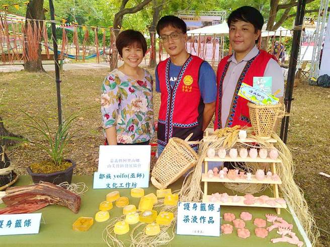 嘉義縣阿里山鄉山美社區將巫師用的生物法器元素製成文創品，獨具創意。（廖素慧攝）