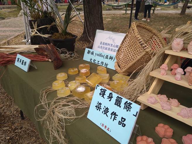 嘉義縣阿里山鄉山美社區將巫師用的生物法器元素製成各式各樣文創品。（廖素慧攝）