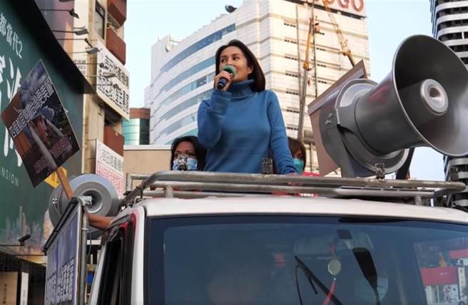 无党籍立委高金素梅开着小战车，穿梭在高雄市街头，一个亮眼的明星站在战车上、伸出四根手指，向市民宣达｢四个都同意，台湾更美丽」！宣传车所到之处，万人空巷，大家争睹一位与眾不同的政治人物。（图／翻摄自高金素梅脸书）