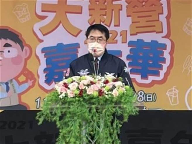 新冠變異株Omicron來勢洶洶，台南市長黃偉哲28日中央加長疫區旅客檢疫天數。（新營區公所提供／張毓翎台南傳真）