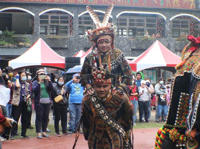 高雄市茂林区多纳部落黑米丰收祭11月27、28日于多纳国小热闹登场，族人模拟传统婚礼，在女子答应后，男子将女子背着走。（高雄市原民会提供／林瑞益高雄传真）