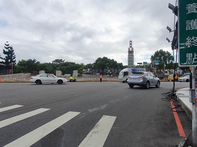 桃园市八德区因为正在施作绿线捷运工程，许多路段都有义交负责指挥交通。（陈梦茹摄）