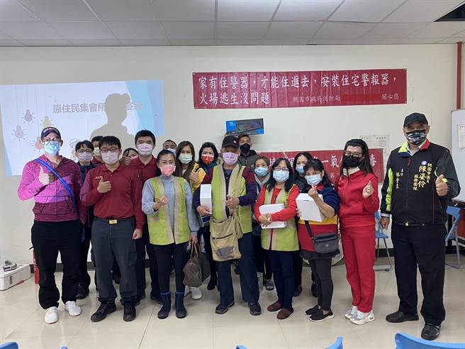 桃园市政府消防局新坡分队27日在观音区原住民集会所广福活动中心，举办防火宣导暨CPR操作体验活动。（桃园市政府消防局提供／陈梦茹桃园传真）