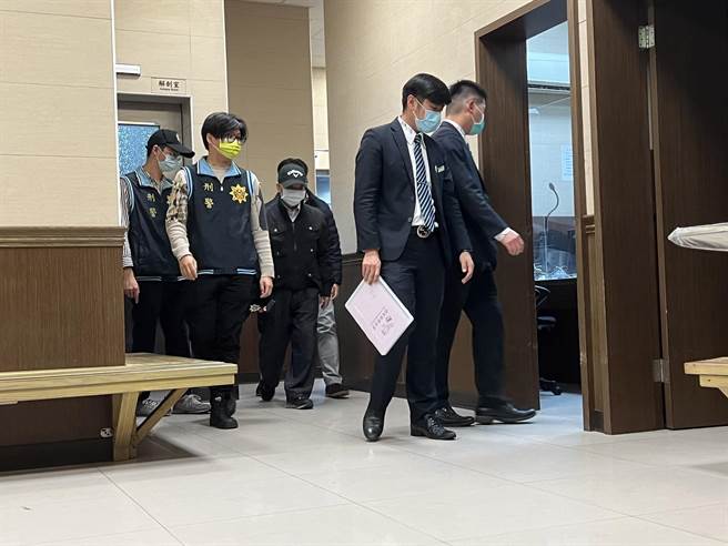 检警相验冯女遗体，家属接获通知到场。（王扬杰摄）