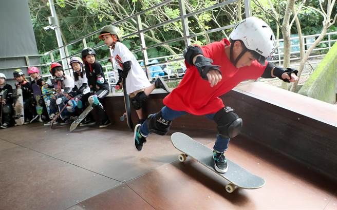 滑板競速障礙賽項目，參賽的國小組選手著完整保護的裝備登場，在計時制比賽中全力追求速度來回於比賽現場的障礙設施。（鄭任南攝）