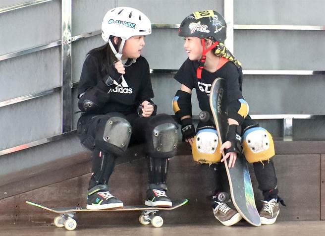 滑板競速障礙賽項目，參賽的國小組選手著完整保護的裝備，等在場邊迫不及待的準備上場滑行。（鄭任南攝）