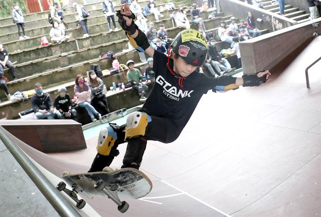 滑板競速障礙賽項目，參賽的國小組選手，輕巧的控制滑板以極大的角度滑行在斜坡上。（鄭任南攝）